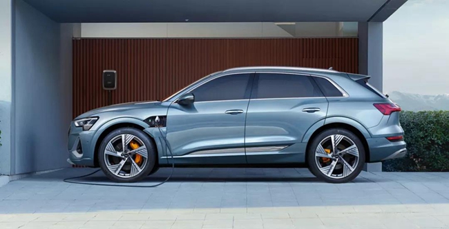 1644813064388905.jpg e-tron.jpg